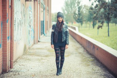 Güzel esmer kadın.