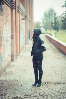 Güzel esmer kadın.