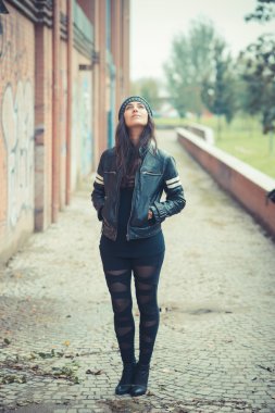 Güzel esmer kadın.