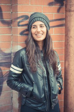 Güzel esmer kadın.