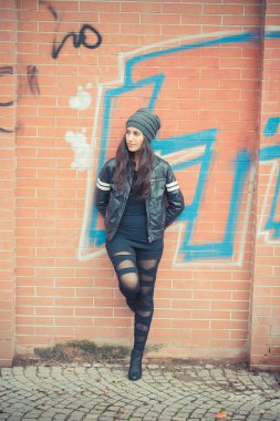 Güzel esmer kadın.