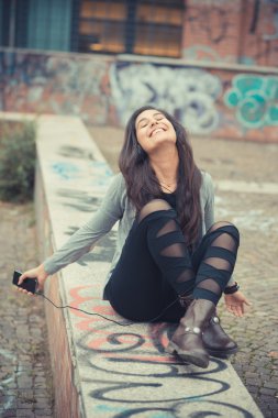 Müzik dinleyen kadın