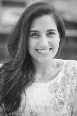 Güzel esmer kadın.