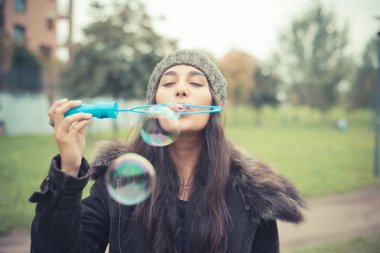 Sabun köpüğü üfleyen kız