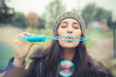 Sabun köpüğü üfleyen kız