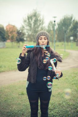 Sabun köpüğü üfleyen kız