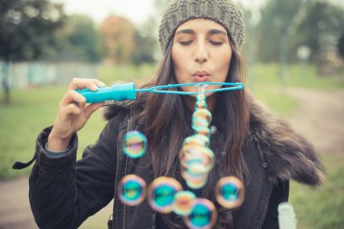 Sabun köpüğü üfleyen kız