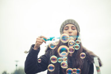 Sabun köpüğü üfleyen kız