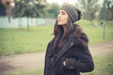 Güzel esmer kadın.