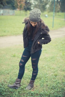 Güzel esmer kadın.