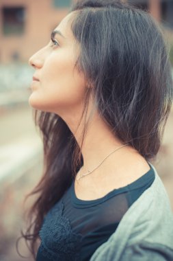 Güzel esmer kadın.