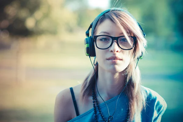 Jeune belle femme modèle écouter de la musique — Photo