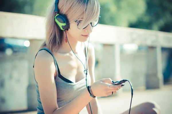 Молода красива модель жінка слухає музику — стокове фото