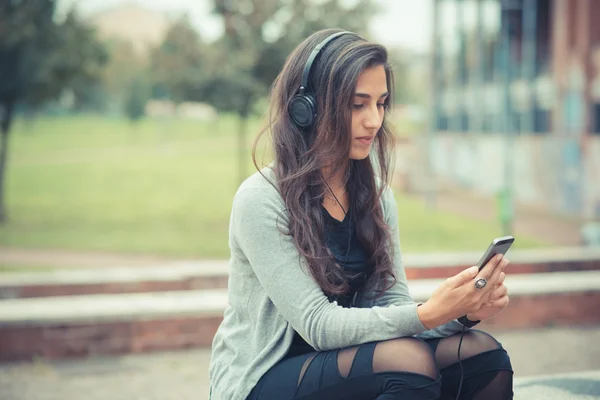Женщина слушает музыку — стоковое фото