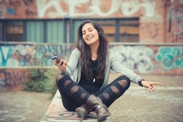 Frau hört Musik — Stockfoto