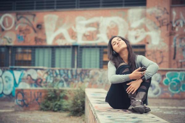 Mujer escuchando música — Foto de Stock