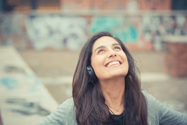 Mujer escuchando música — Foto de Stock