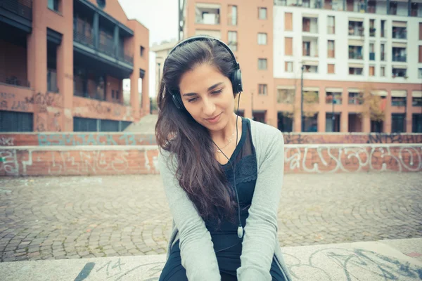 Mujer escuchando música —  Fotos de Stock