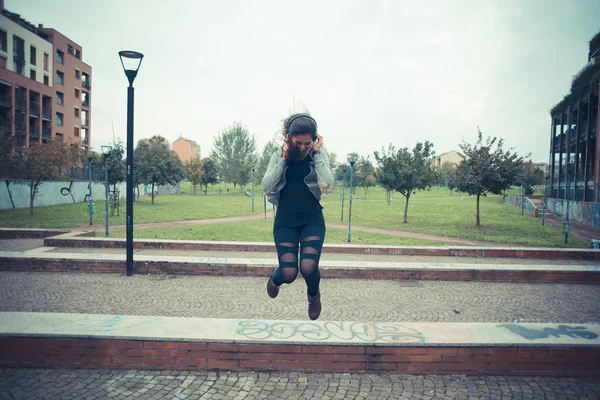 Mulher ouvindo música — Fotografia de Stock