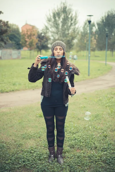 Ragazza soffiando bolle di sapone — Foto Stock