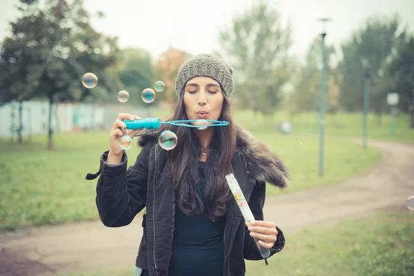 Girl  blowing  soap bubbles — Stock Photo, Image
