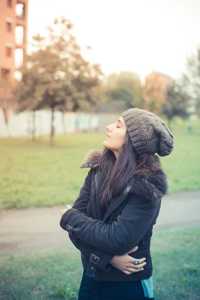 Mooie brunette vrouw — Stockfoto