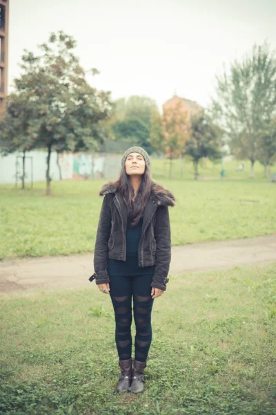 Mooie brunette vrouw — Stockfoto