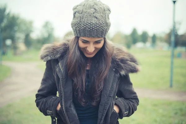 Schöne brünette Frau — Stockfoto