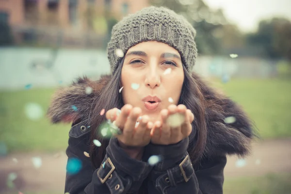 Flicka som leker med konfetti — Stockfoto