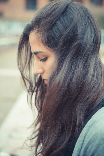 Jonge mooie brunette vrouw — Stockfoto