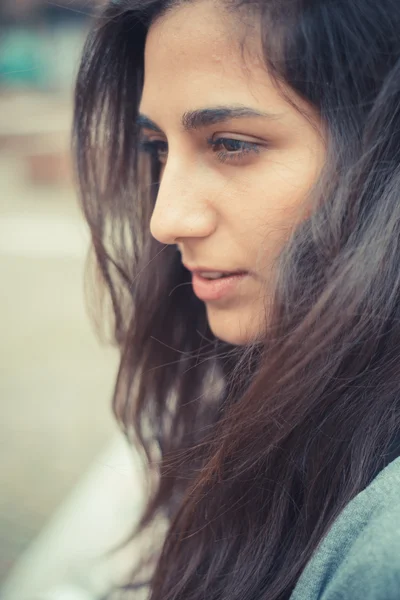 Jonge mooie brunette vrouw — Stockfoto