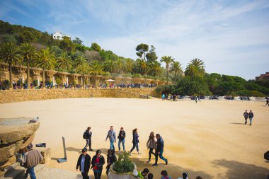 Turistler ziyaret Barcelona'da Parc Guell