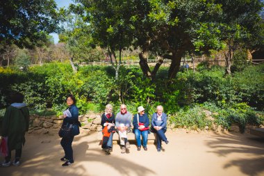 Turistler ziyaret Barcelona'da Parc Guell