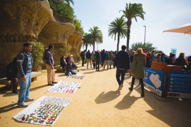 Turistler ziyaret Barcelona'da Parc Guell