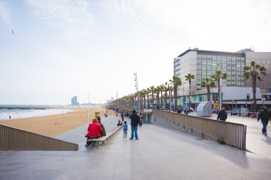 Barceloneta insanlar yürüyüş