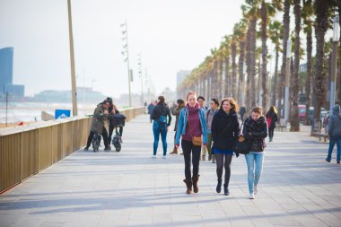Barceloneta insanlar yürüyüş