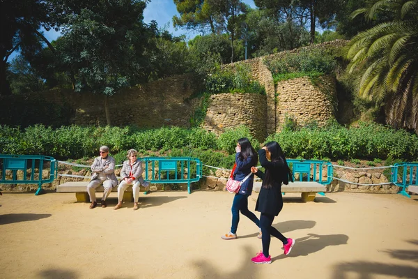 Туристы посещают парк Гуэль в Барселоне — стоковое фото