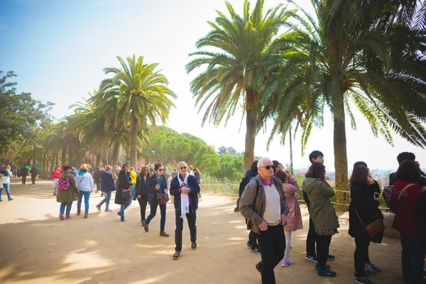 Toeristen bezoeken Parc Guell in Barcelona — Stockfoto