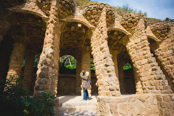 Turystów odwiedza Parc Guell w Barcelonie — Zdjęcie stockowe