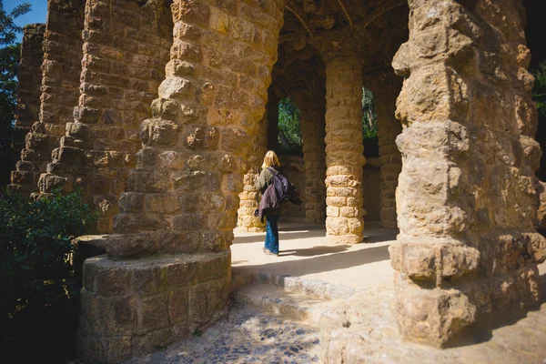 Turystów odwiedza Parc Guell w Barcelonie — Zdjęcie stockowe