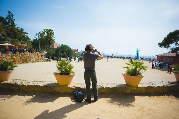 Los turistas visitan el Parc Güell en Barcelona — Foto de Stock