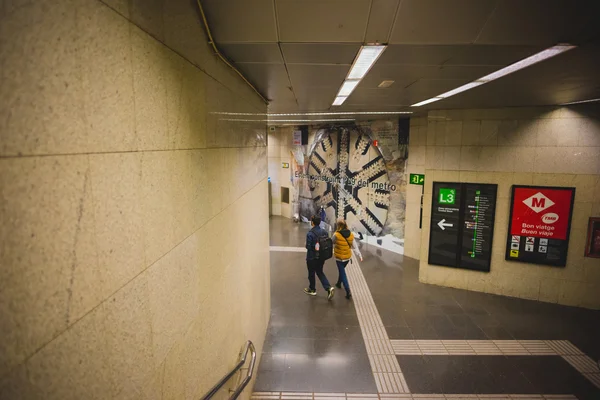 Интерьер станции метро Барселона — стоковое фото