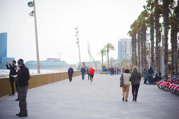 Barceloneta insanlar yürüyüş