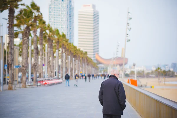 La gente camina en barceloneta —  Fotos de Stock