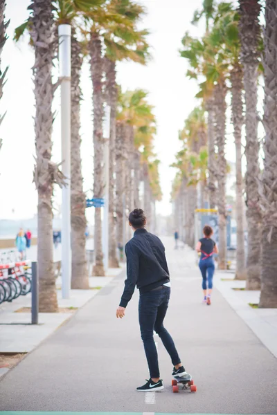 Mensen lopen in barceloneta — Stockfoto