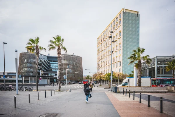 La gente camina en barceloneta — Foto de Stock