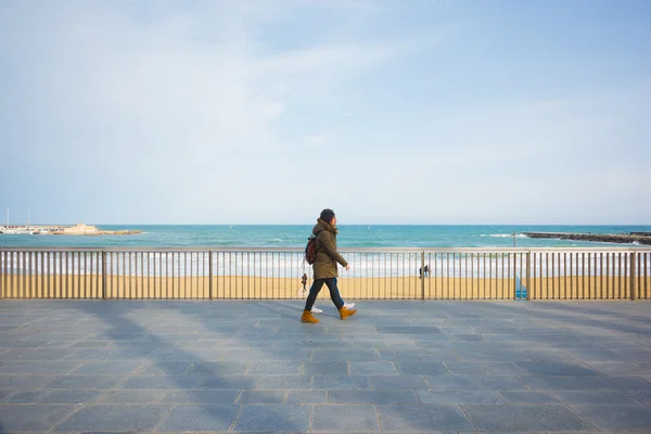 La gente camina en barceloneta — Foto de Stock