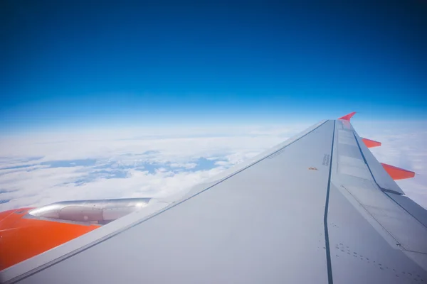 Aviones ala en altitud —  Fotos de Stock