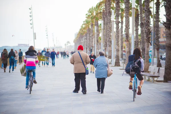 Menschen gehen in barceloneta — Stockfoto