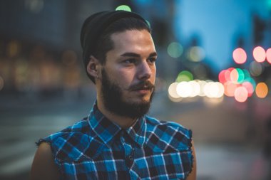 Yakışıklı sakallı hippi adam